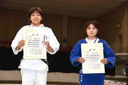 女子63キロ級で優勝した鍋倉那美（左）と準優勝の佐藤史織（代表撮影）