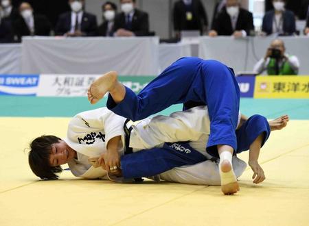 女子48キロ級決勝で、古賀若菜から腕ひしぎ十字固めで１本勝ちする角田夏実（左）（代表撮影）  