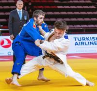 　スペインのアルベルト・ガイテロマルティン（左）を攻める阿部一二三＝国際柔道連盟提供・共同