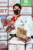 　男子６６キロ級で優勝し、表彰台で金メダルを手にする阿部一二三（国際柔道連盟提供・共同）