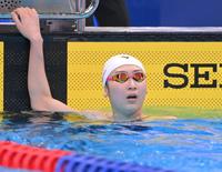 予選の泳ぎを終え、掲示板を見つめる池江璃花子＝東京アクアティクスセンター（撮影・高部洋祐）