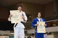 女子48キロ級で優勝した角田夏実（左）と準優勝の古賀若菜（代表撮影）