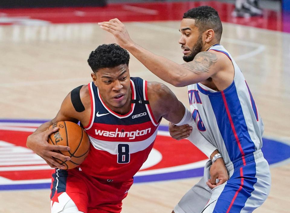 　ピストンズ戦で突破を図るウィザーズの八村（左）＝デトロイト（ＡＰ＝共同）