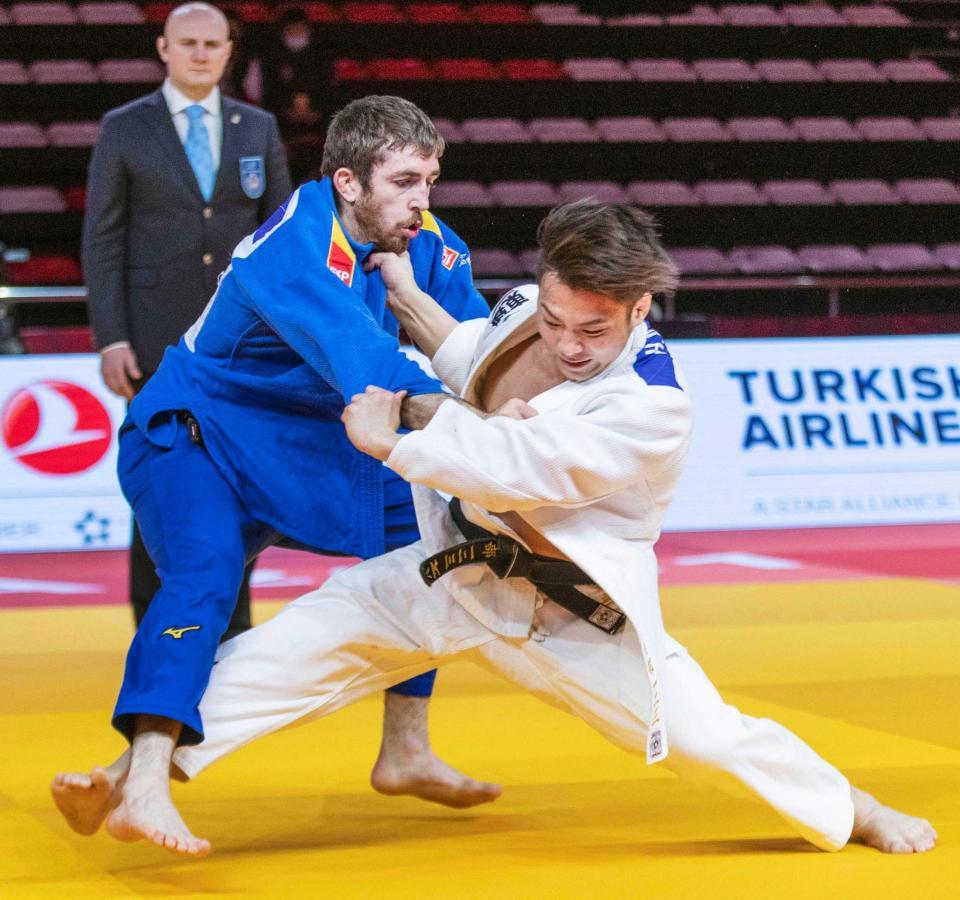 　スペインのアルベルト・ガイテロマルティン（左）を攻める阿部一二三＝国際柔道連盟提供・共同