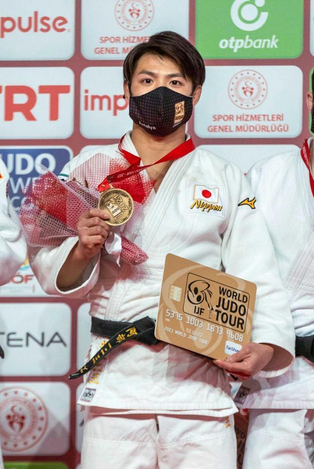 　男子６６キロ級で優勝し、表彰台で金メダルを手にする阿部一二三（国際柔道連盟提供・共同）