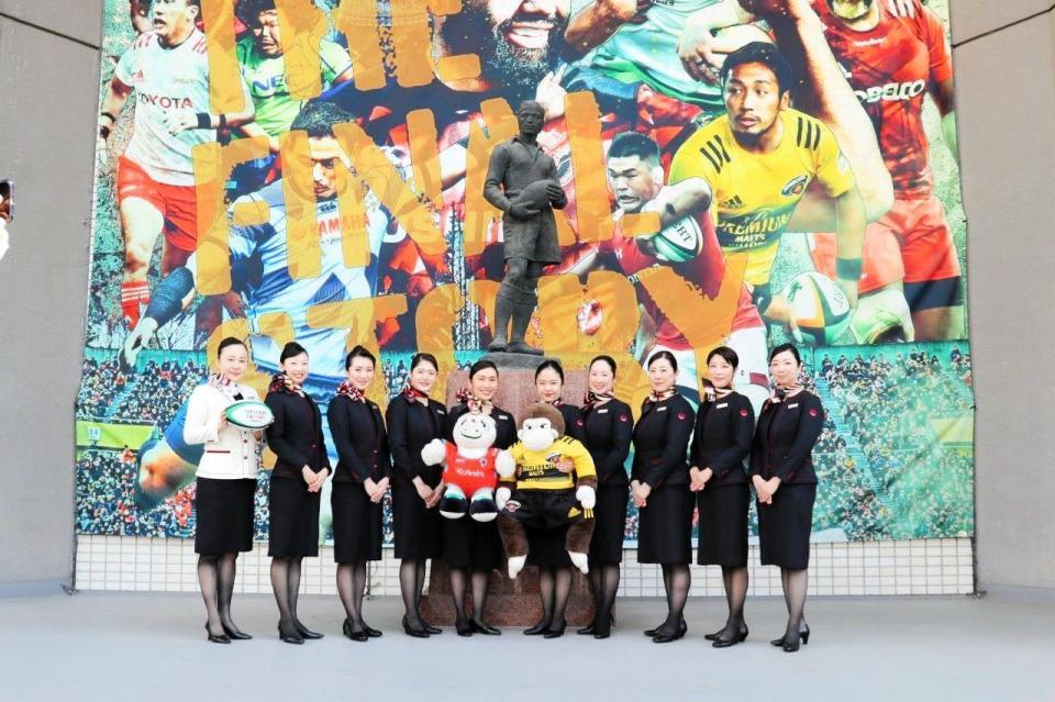 ラグビーＴＬの「おもてなし企画」で秩父宮ラグビー場で接客やアナウンスを行ったＪＡＬの客室乗務員（Ｃ）ＪＲＦＵ