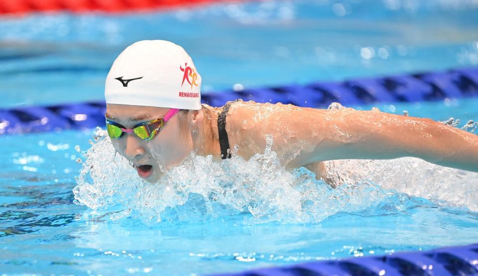 女子１００メートルバタフライ予選で力泳する池江璃花子＝東京アクアティクスセンター（撮影・高部洋祐）