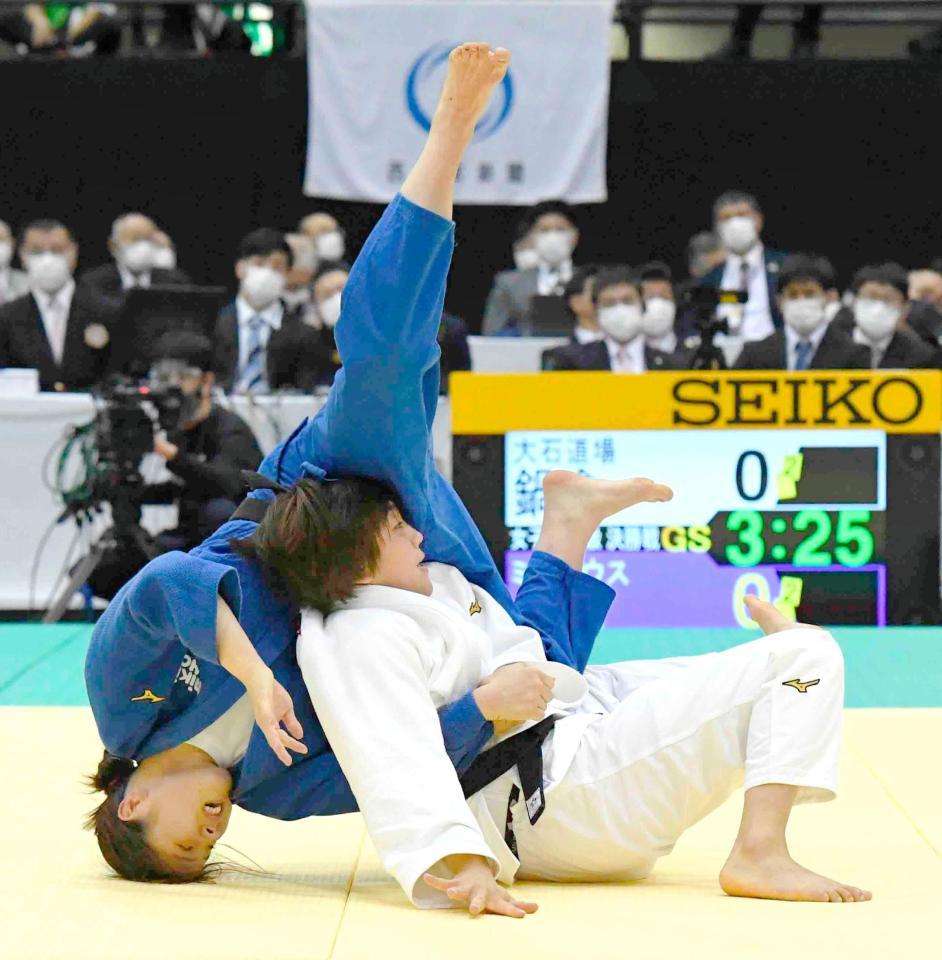 女子63キロ級決勝　延長の末、佐藤史織（左）から技ありを奪う鍋倉那美（代表撮影）