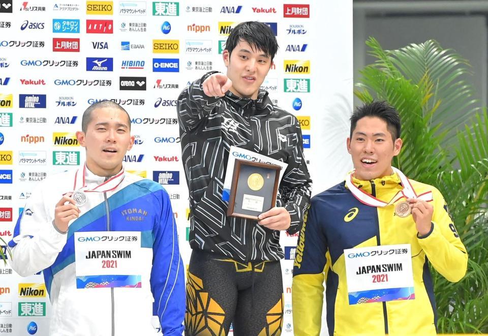 男子４００メートル個人メドレーを制して表彰台に立つ瀬戸大也（左は２位・井狩、右は３位・本多）＝撮影・高部洋祐