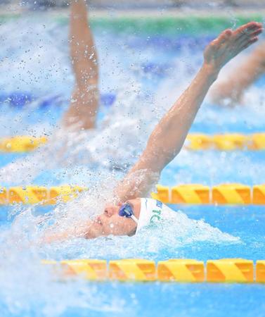 予選で力泳する入江陵介＝東京アクアティクスセンター（撮影・高部洋祐）