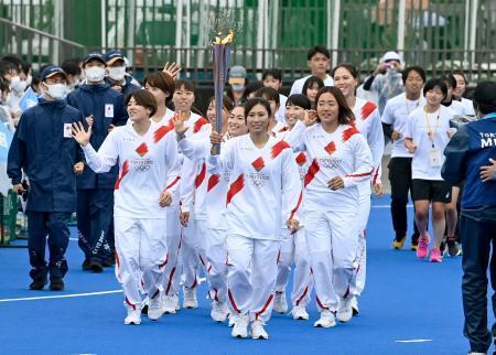 　聖火のトーチを掲げて走るホッケー女子日本代表「さくらジャパン」の候補メンバー＝４日午前、岐阜県各務原市