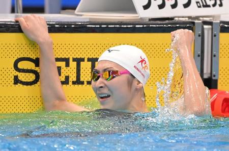 　優勝を決め、ガッツポーズを決める池江璃花子（撮影・高部洋祐）