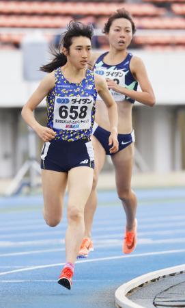 　女子１５００メートル（タイムレース）　４分１３秒０９で１位となった田中希実。右奥は２位の卜部蘭＝駒沢陸上競技場