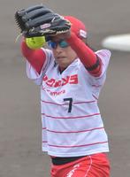 先発で力投するビックカメラ高崎・上野由岐子＝ベイコム野球場（撮影・神子素慎一）