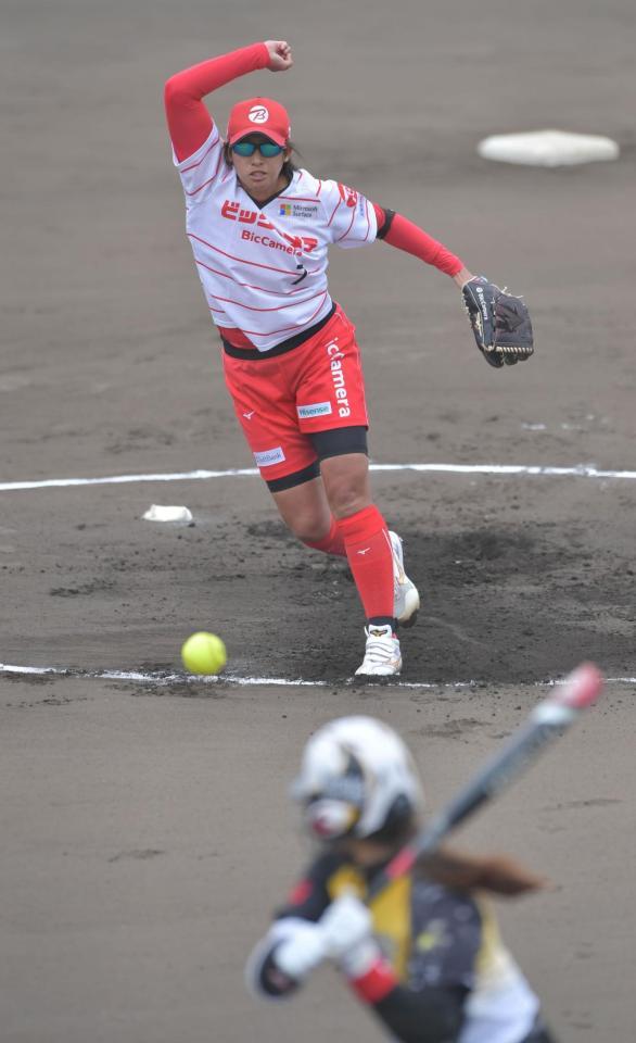 先発で力投するビックカメラ高崎・上野由岐子＝ベイコム野球場（撮影・神子素慎一）
