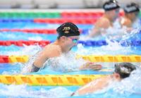 決勝で力泳する渡部香生子＝東京アクアティクスセンター（撮影・高部洋祐）
