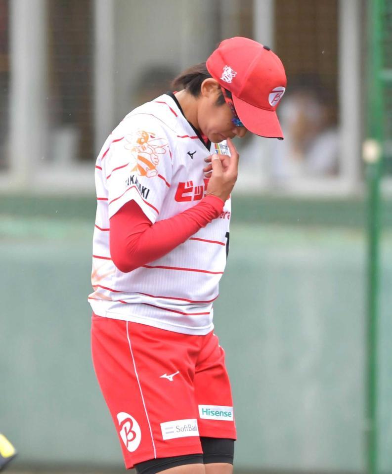 　９回途中、降板したビックカメラ高崎・上野（撮影・神子素慎一）