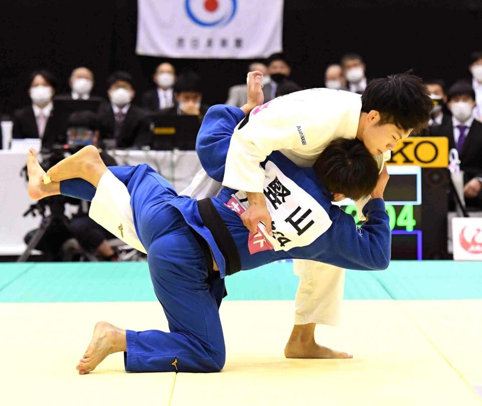 　男子６０キロ級決勝で竪山将から内股で技ありを奪う古賀玄暉（代表撮影）