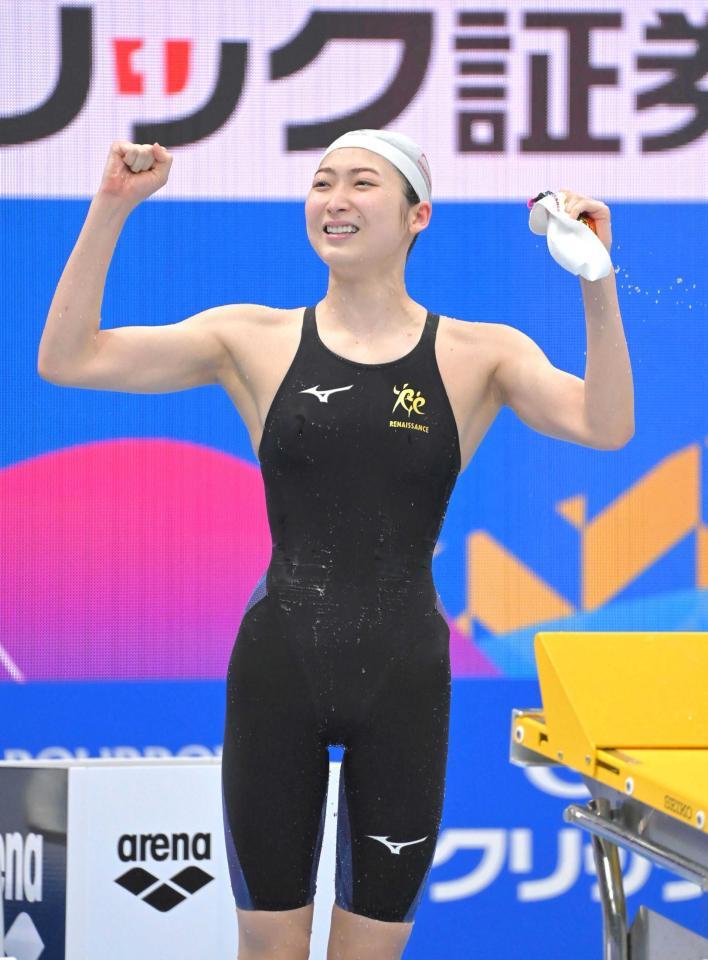 　優勝しガッツポーズで声援に応える池江璃花子（撮影・高部洋祐）