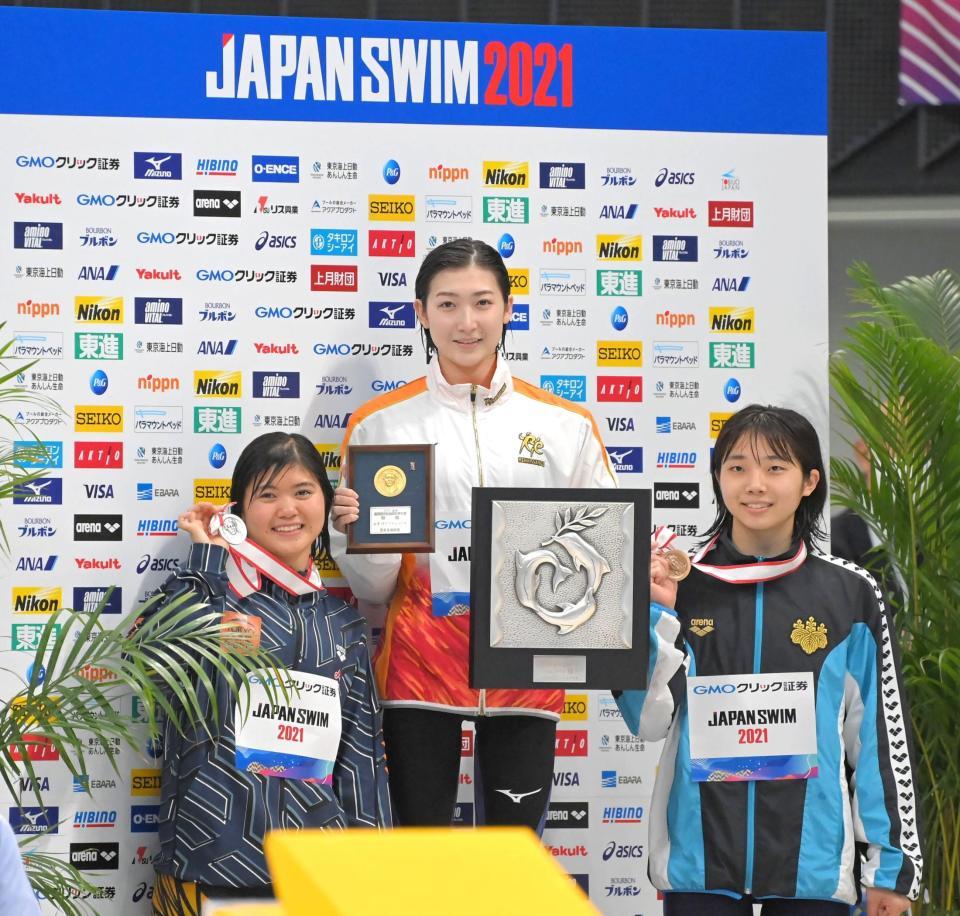 女子１００メートルバタフライで表彰台に上がる（左から）２位の長谷川涼香、優勝の池江璃花子、３位の飯塚千遥（撮影・高部洋祐）