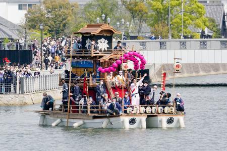 　愛知県半田市の運河で聖火を運ぶ「ちんとろ舟」＝６日午前