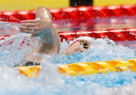 　女子１００メートル自由形予選　力泳する池江璃花子＝東京アクアティクスセンター