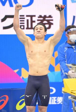 　日本新記録で男子２００メートル平泳ぎを制し、ガッツポーズを決める佐藤翔馬（撮影・高部洋祐）
