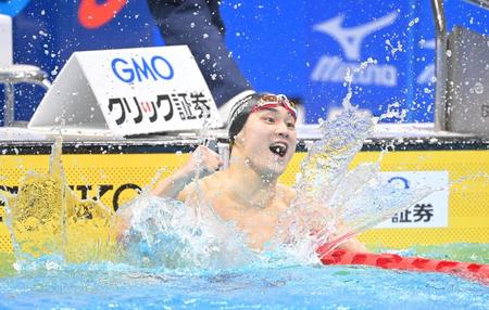 　日本新記録で男子２００メートル平泳ぎを制し、喜びを爆発させる佐藤翔馬（撮影・高部洋祐）