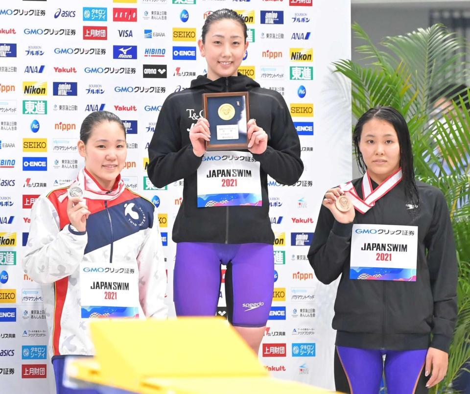 　女子２００メートル自由形の表彰台に上がる（左から）２位の白井璃緒、優勝の五十嵐千尋、３位の増田葵（撮影・高部洋祐）