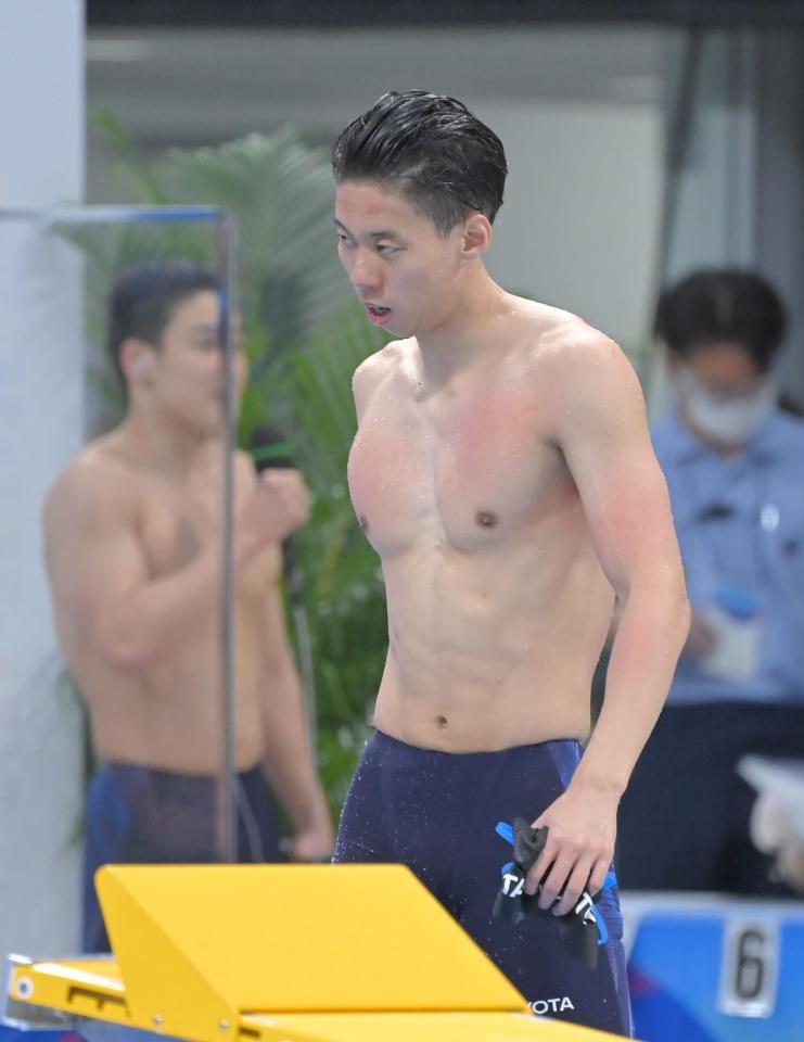 　３位に敗れ、優勝インタビューを行う佐藤翔馬（左奥）の前を引き揚げる渡辺一平（撮影・高部洋祐）