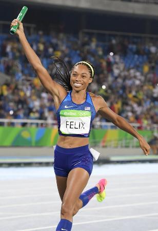 　リオデジャネイロ五輪の女子１６００メートルリレーでゴールするアリソン・フェリックス＝２０１６年８月