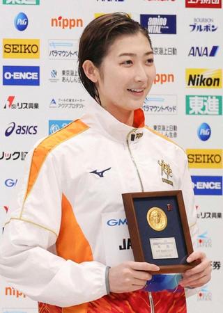 女子１００メートル自由形で優勝し、メダルを手に笑顔の池江璃花子＝東京アクアティクスセンター