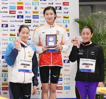 女子１００メートル自由形で優勝した池江璃花子。左は２位の酒井夏海、右は３位の五十嵐千尋＝東京アクアティクスセンター