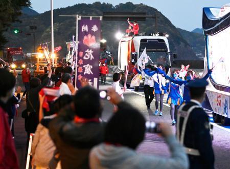 　聖火リレーに伴走するスポンサー車両の演出＝８日夕、三重県熊野市