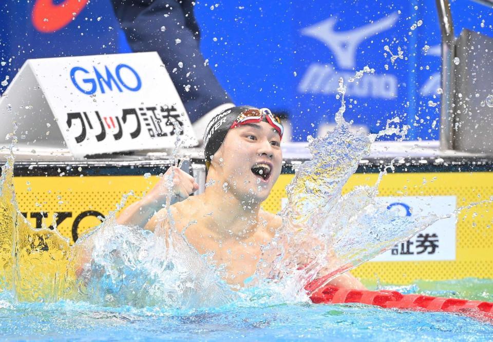 　日本レコードで男子２００メートル平泳ぎを制し、喜びを爆発させる佐藤翔馬（撮影・高部洋祐）