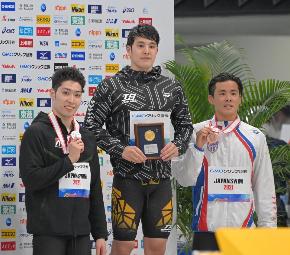 男子２００メートル個人メドレーの表彰台に上がる（左から）２位の萩野公介、優勝の瀬戸大也、３位の松本周也＝東京アクアティクスセンター（撮影・高部洋祐）