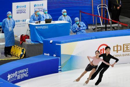 　北京冬季五輪のフィギュアスケートのテスト大会が行われた会場で、防護服姿で待機する医療関係者ら＝３日、北京（共同）