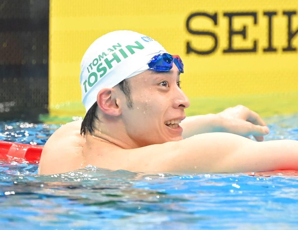 　男子２００メートル背泳ぎを制し、笑顔を見せる入江陵介（撮影・高部洋祐）