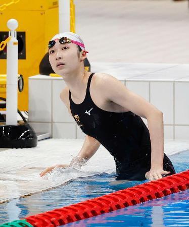 　女子５０メートルバタフライ予選のレースを終え、タイムを確認する池江璃花子＝東京アクアティクスセンター