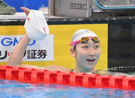 　女子５０メートル自由形を制し、喜びの表情を見せる池江璃花子（撮影・高部洋祐）