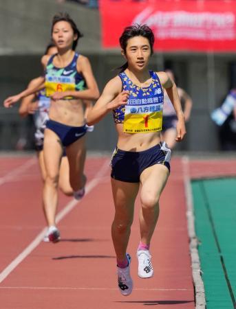 　女子１５００メートル　４分９秒３１で優勝した田中希実。左奥は２位の卜部蘭＝熊本市