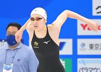 　女子５０メートルバタフライ予選のスタート前、体をほぐす池江（撮影・高部洋祐）