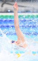 　決勝で力泳する入江陵介（撮影・高部洋祐）