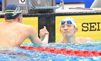 　男子５０メートル背泳ぎを制し、細川公平（左）と握手を交わす入江陵介（撮影・高部洋祐）