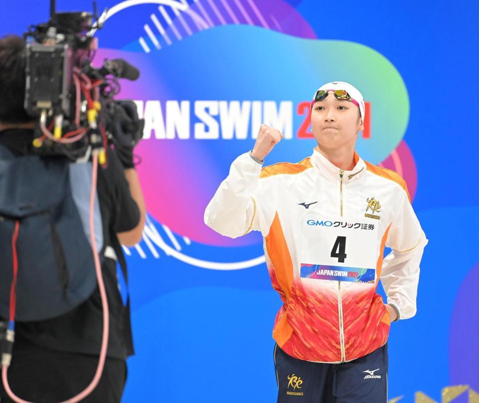 　女子５０メートル自由形のレース前、カメラに向かってガッツポーズを決め気合を入れる池江璃花子（撮影・高部洋祐）