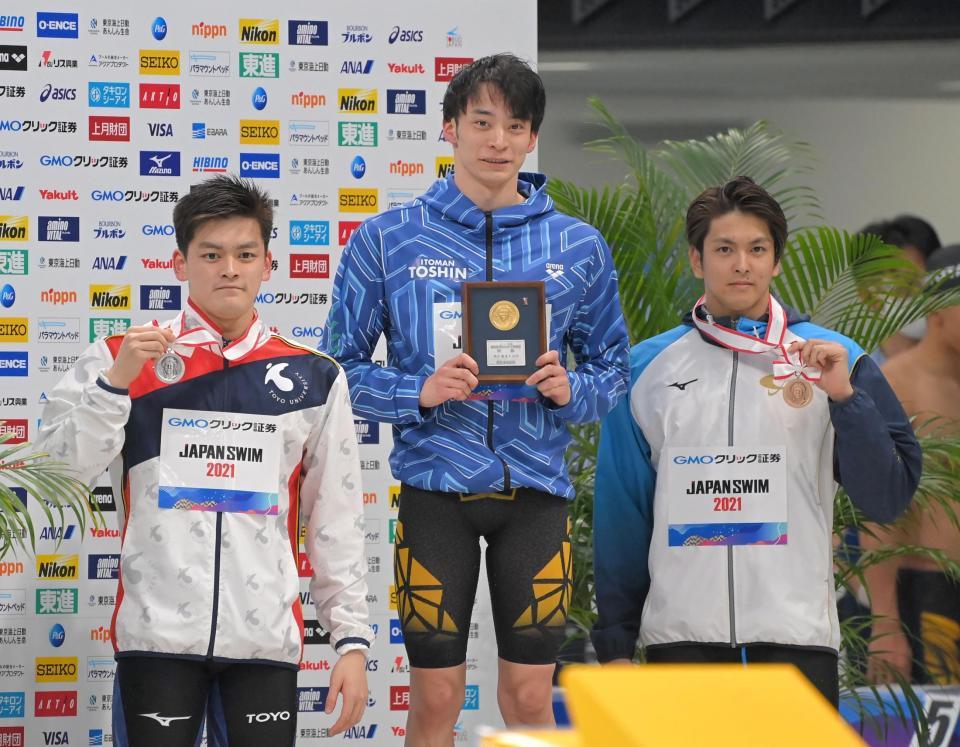 　男子５０メートル背泳ぎの表彰台に上がる（左から）２位の細川公平、優勝の入江陵介、３位の古賀淳也（撮影・高部洋祐）