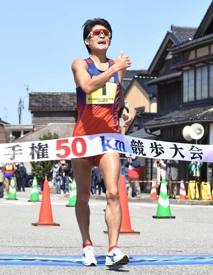 　男子５０キロで優勝した丸尾知司（撮影・佐々木彰尚）