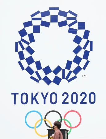 　東京都庁の壁面に掲示された東京五輪の公式エンブレム＝１３日午後