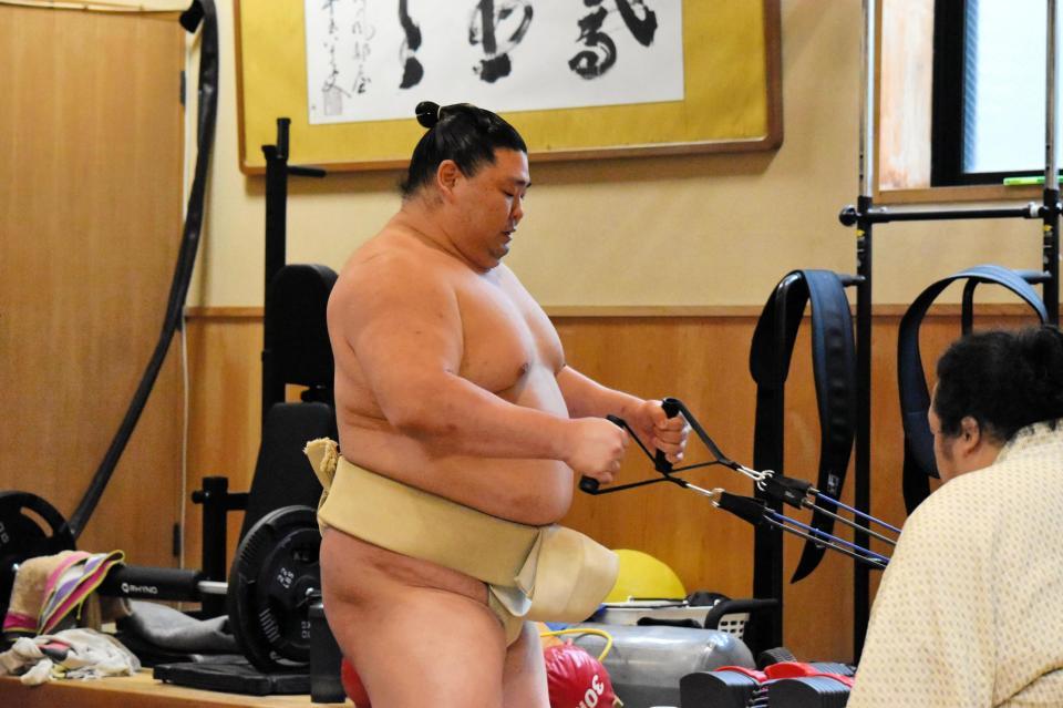 　器具を使い上半身を鍛える正代（代表撮影）