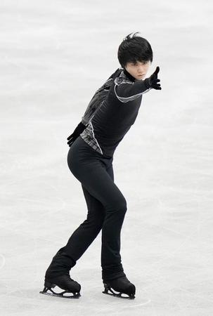 公式練習で調整する羽生結弦（代表撮影）